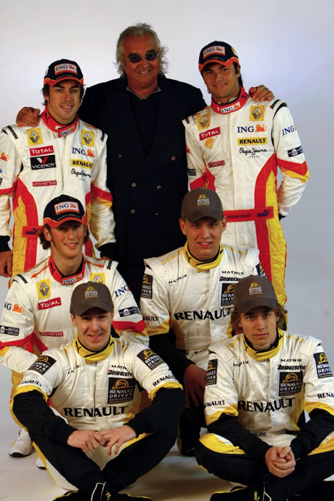 Marco L. Sørensen (i midterste række til højre) har tegnet management-kontrakt med Renault F1-teamchefen: Flavia Briatore (midterst i bagerst række), som står mellem Formel 1-kørerne: Fernando Alonso (t.v.) og Nelson Piquet Jr. (t.h.).